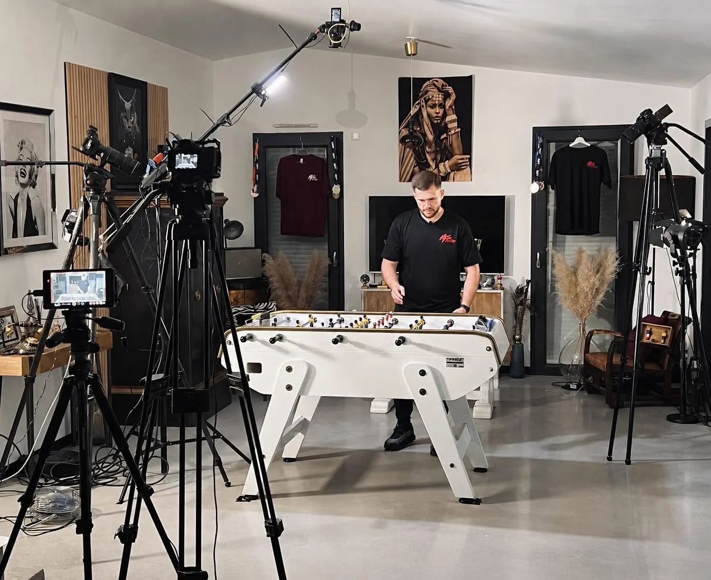 Adam Tourmente pendant le tournage d'un cours de baby-foot